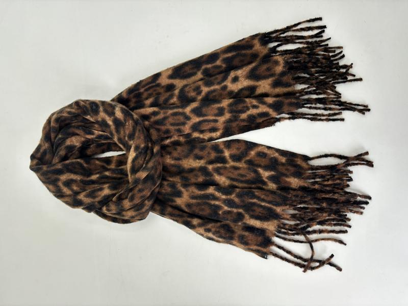 Brun og svart leopardmønstret skjerf med frynser i endene, løst knyttet, på hvit bakgrunn.