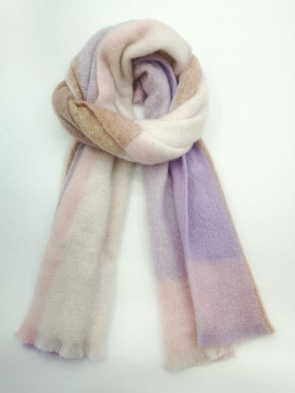 Myk mohairskjerf i pastell med lavendel, rosa og kremhvite striper på hvit bakgrunn.